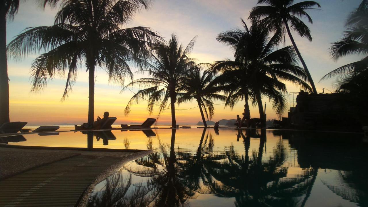 First Villa Beach Resort Baan Tai Bagian luar foto